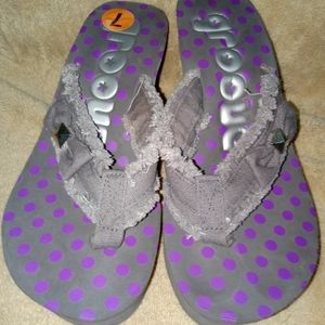 Groove wedge flip flops